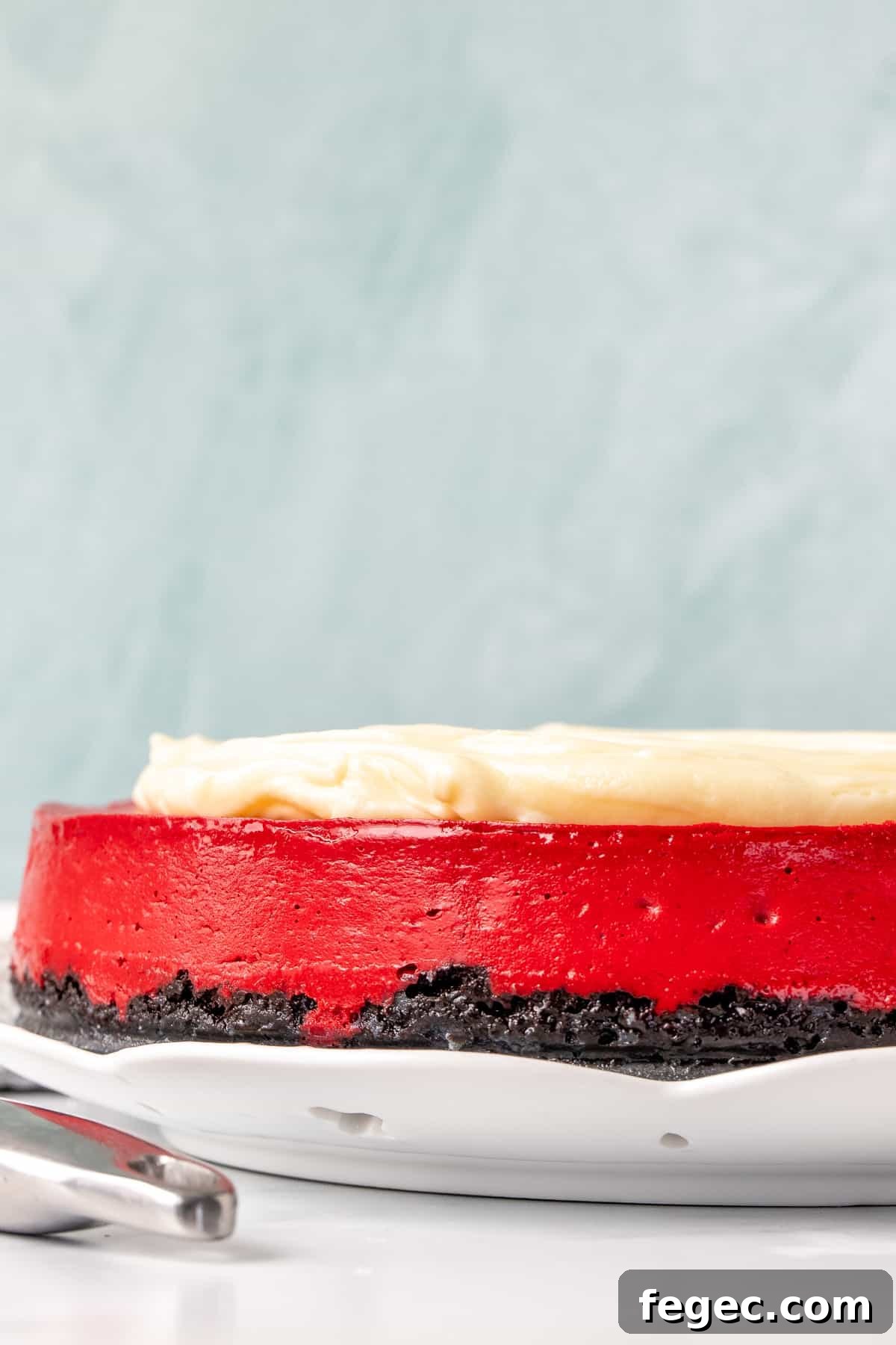 9-inch round red velvet cheesecake with Oreo crust and cream cheese frosting