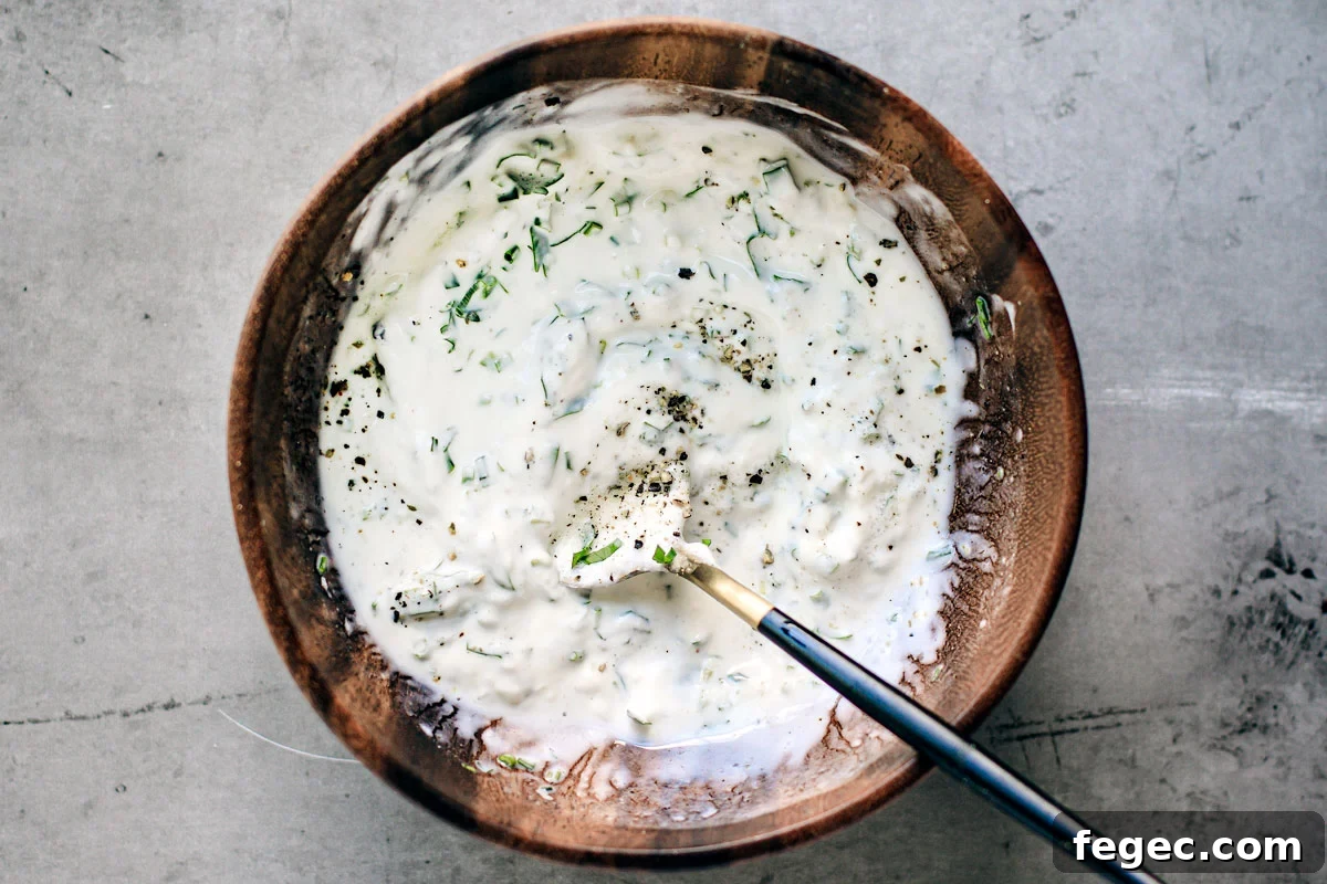 Bowl of yogurt sauce.