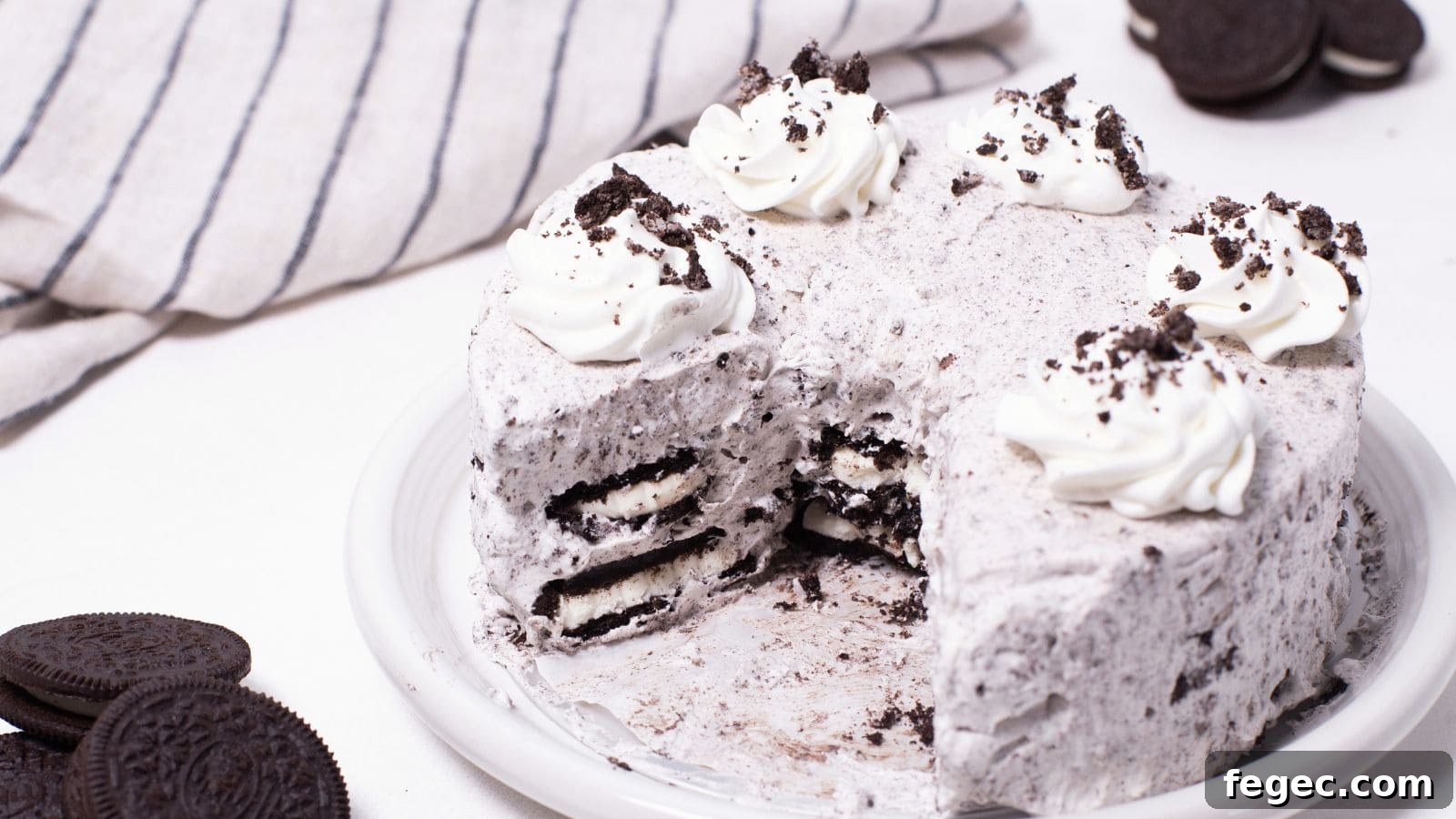 3-Ingredient Oreo Mousse Cake.Photo credit: Little Bit Recipes.
