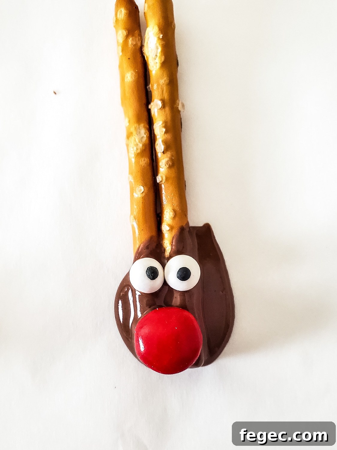 Christmas Reindeer Pretzel Recipe with Photos 6 finished reindeer pretzel